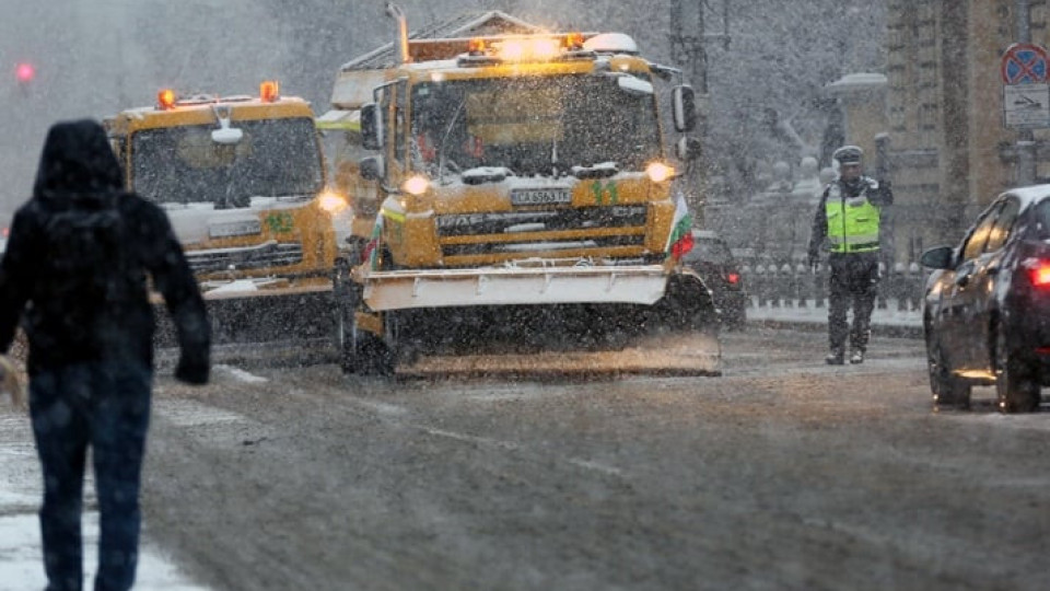 Прекратяват договорите за пътни ремонти, само ще се чисти сняг