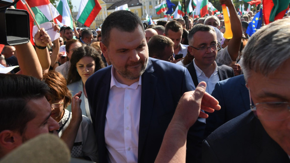 Делян Пеевски гласува срещу кабинета Петков (Видео)