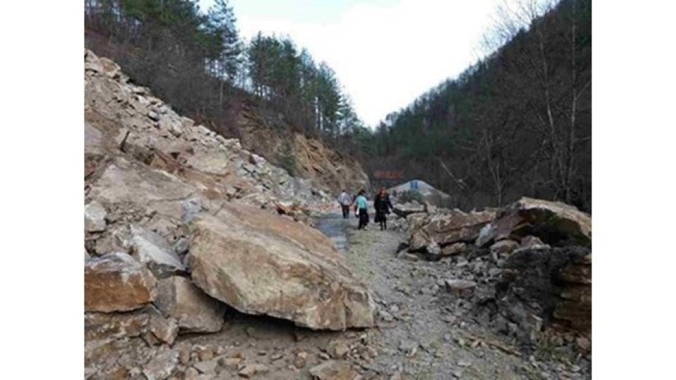 Скална маса падна на пътя Асеновград-Смолян