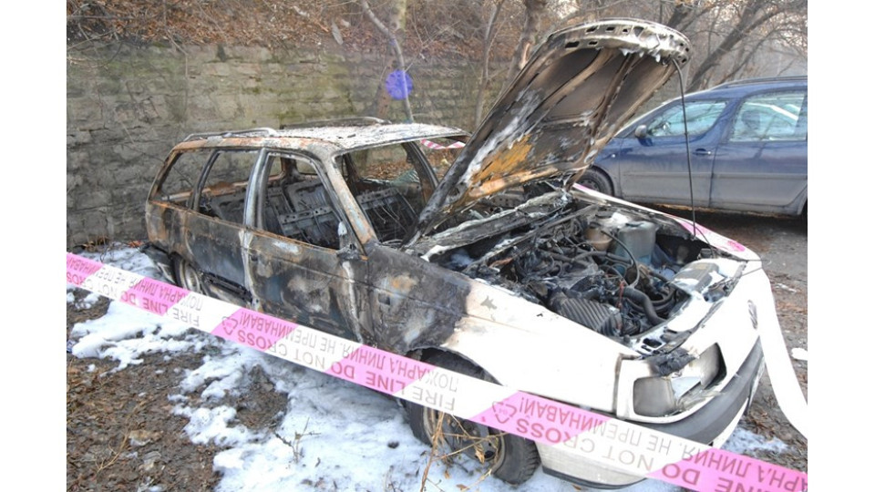 Изгоряха две коли в Лом