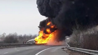 Кола се удари в тир и се запали на АМ „Тракия“, двама загинаха (Снимки)