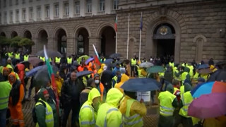 Протестиращите пред МРРБ влязоха вътре да преговарят