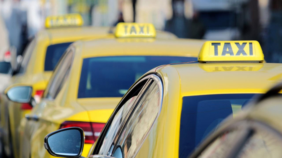 Полиция и данъчни проверяват нерегламентирани таксита в София