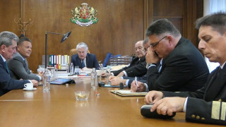 Министри обсъдиха мерките за освобождаването на заседналия кораб край Камен бряг