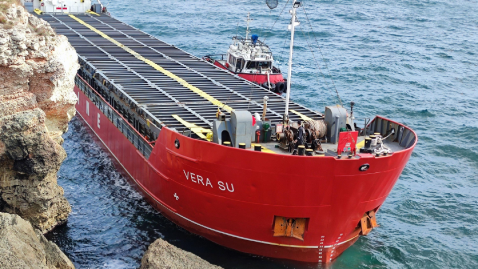 Прокуратурата разпитва екипажа на заседналия товарен кораб Vera Su