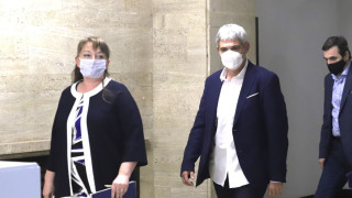 Тристранката се събира извънредно утре