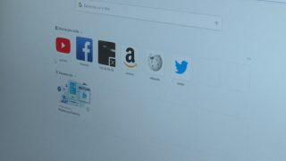 YouTube сваля видеа с невярно съдържание за ваксините