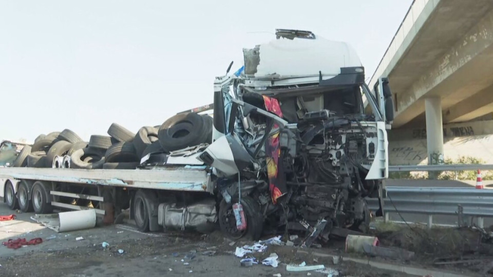 Шофьор заспа, тирът му катастрофира на магистрала „Тракия“