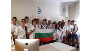 Бъдещи ИТ специалисти от три БГ гимназии управляваха бази данни в Италия
