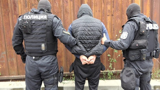 Спецполицаи дебнат в засада банда, хващат я, преди да задигне 1000 лв. от офис (Обзор)