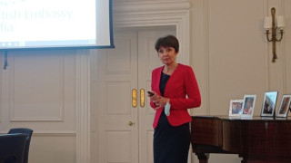„АстраЗенека“ с капания срещу тютюнопушенето сред младите