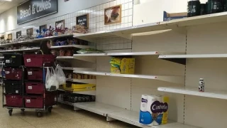 Българи пращат консерви на роднини в Англия