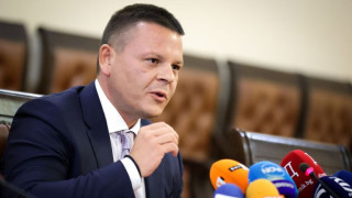 Министърът на транспорта уволни шефа на „Морска администрация“ заради заседналия кораб (Допълнена)