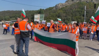 Близо 200 пътищари блокираха южния вход на Велико Търново, искат си парите