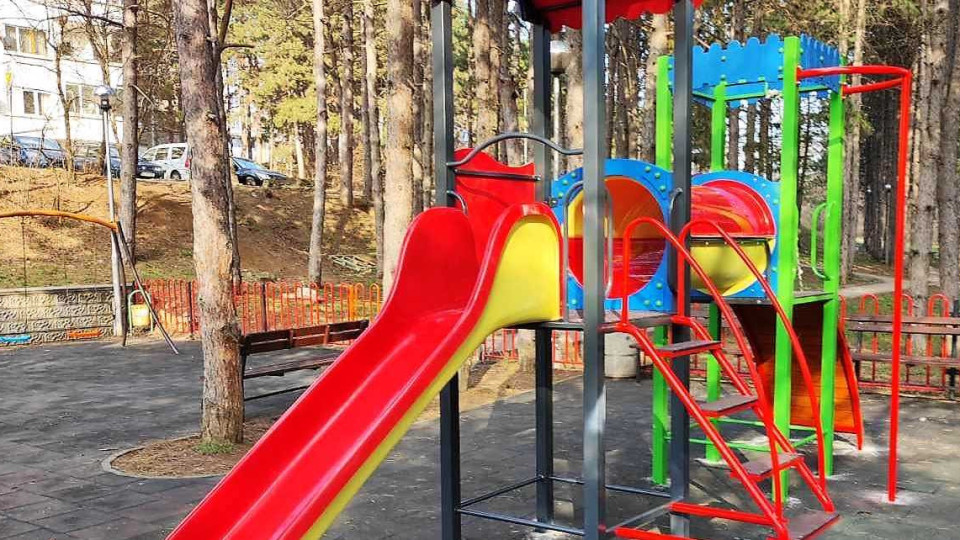 Монтират нови детски съоръжения във Велико Търново