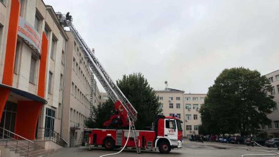 20 пожарникари гасят Медицинския университет в Плевен