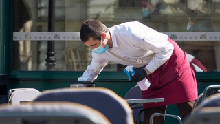 Чии сервитьори и готвачи са ваксинирани и с маски – в ново приложение