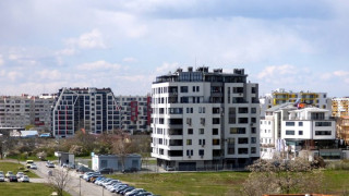 Внушителни пари напускат банките след нови такси и “заспиват” в имоти