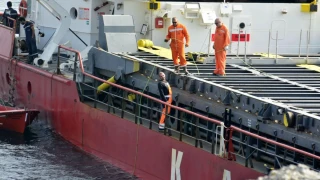 Викаме фирмата, спасявала „Курск“, да изтегли кораба, заседнал край Камен бряг (Обзор)
