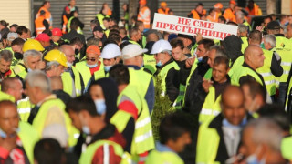 Членовете на браншовата камара „Пътища“ на протест в цялата страна