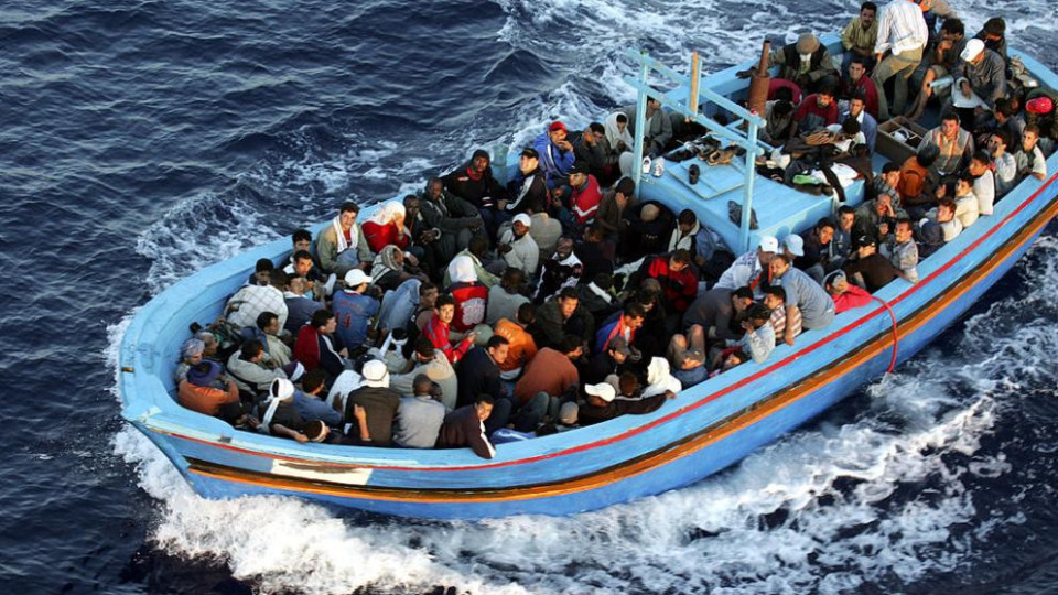 Стотици мигранти на италианския остров Лампедуза