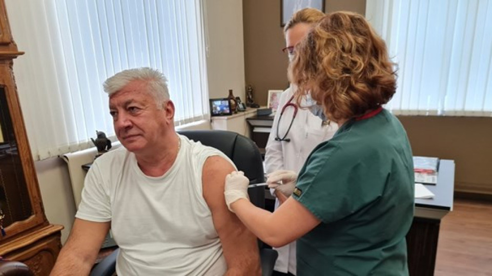 След тежък COVID преди година кметът на Пловдив се ваксинира с „Модерна“