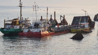 Вижте как изтеглят заседналия край скалите на Яйлата товарен кораб „Вера Су“ (На живо)
