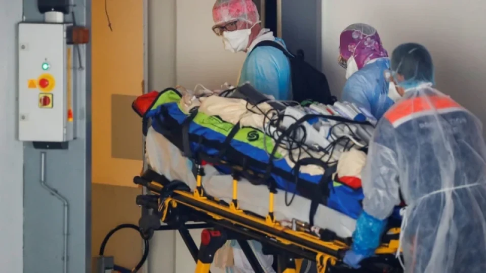 Пожарникари пренасят 200-килограмов мъж с COVID до болницата в Търново