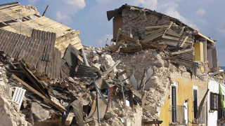 Крит след смъртоносното земетресение: Хора нощуват в палатки и паркове, земята продължава да се люлее