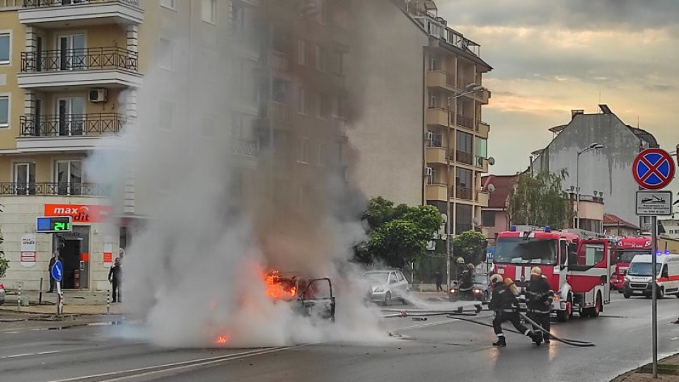Лек автомобил избухна в пламъци в столичния квартал „Надежда“