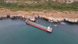 Спряха временно операцията по спасяването на заседналия кораб