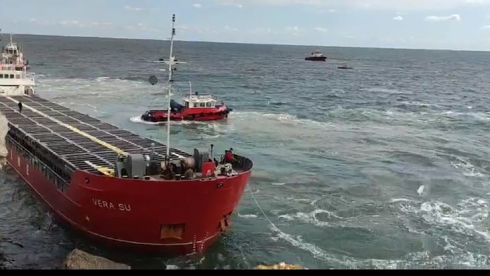 Азотна тор се сипе в морето от кораба край Яйлата (Видео)