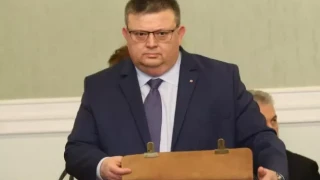 Сотир Цацаров носи торта за екипа си и празнуват в работен режим