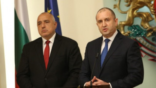 5-годишната битка на мъжко его Радев – Борисов вече омръзна: вместо спасителни решения – зрелища