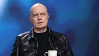 Слави напразно се гневи на социолозите, той в кишата е най-сух