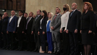 Весела Лечева, Искра Баева и Цветана Манева сред гостите за издигането на Радев (На живо, снимки)