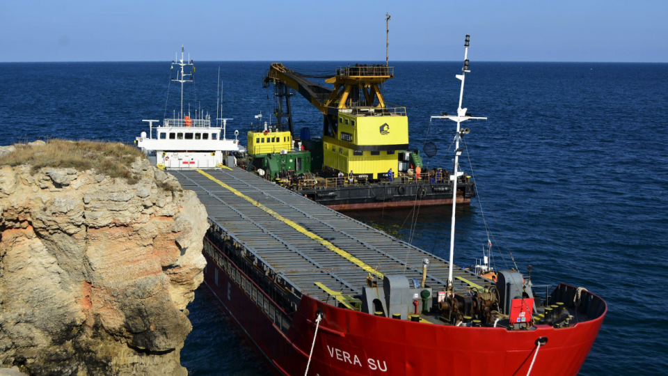 МОСВ: Има индикации за замърсяване на морската вода от товара на заседналия кораб