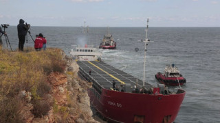 Укрепиха с котви „Вера Су“, пристига кран за разтоварване на азотния тор
