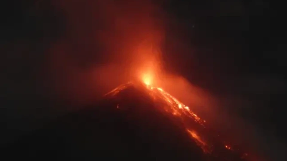Вулканът Фуего в Гватемала изригна и посипа с пепел четири села (Видео)