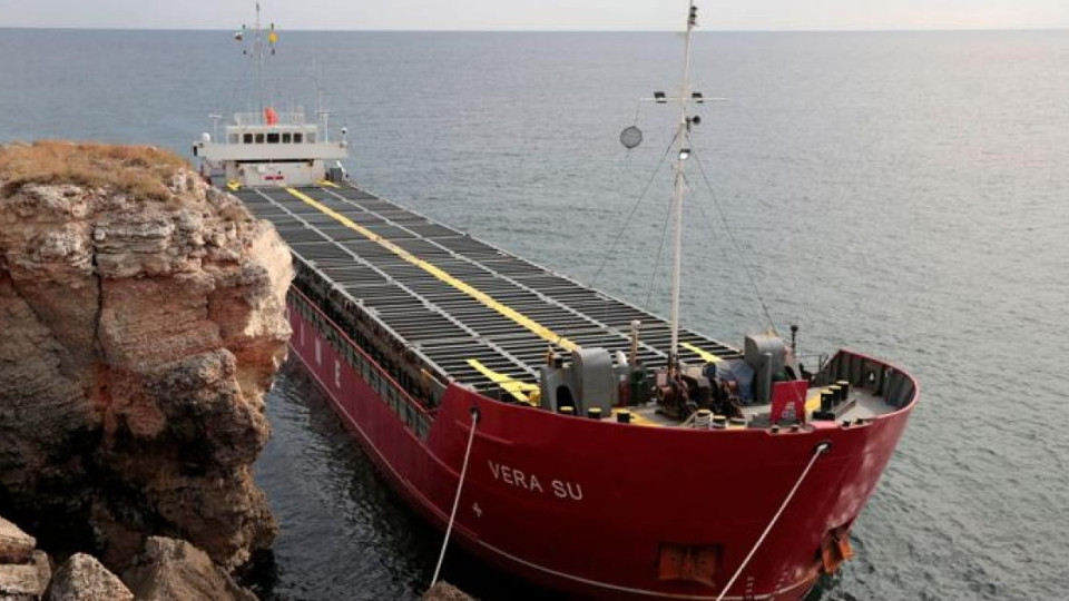 Започна операцията по извеждането на заседналия край Камен бряг кораб