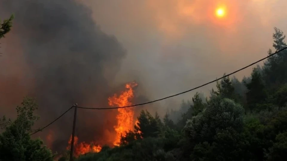Продължава гасенето на пожара в нерегламентирано сметище в кюстендилското село Радловци