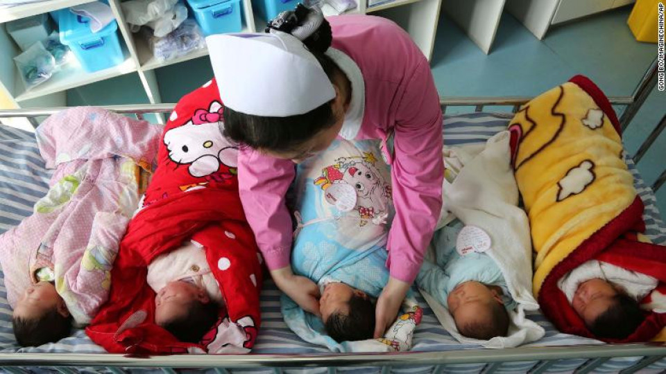 Китай ограничава абортите при рязък спад на раждаемостта