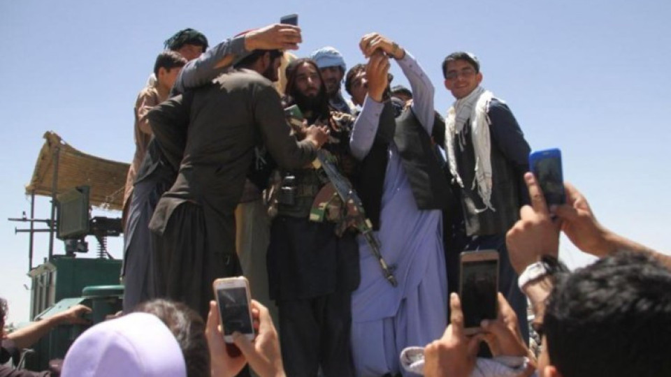Талибаните със забрана да си правят селфита и да носят бели кецове