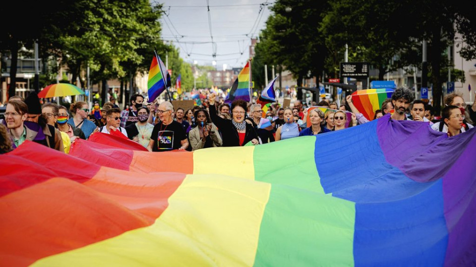 На референдум швейцарците одобриха узаконяване на еднополовите бракове
