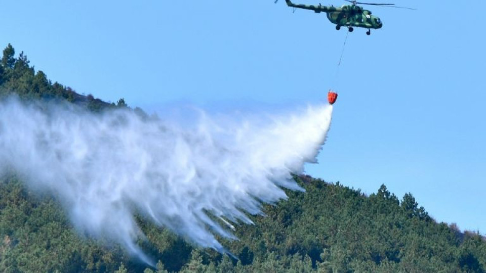 Вертолет гаси пожар над Карлово