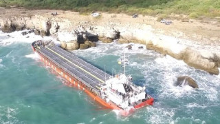 Транспортният министър със заповед за старт на спасителната операция на кораба, заседнал край Яйлата
