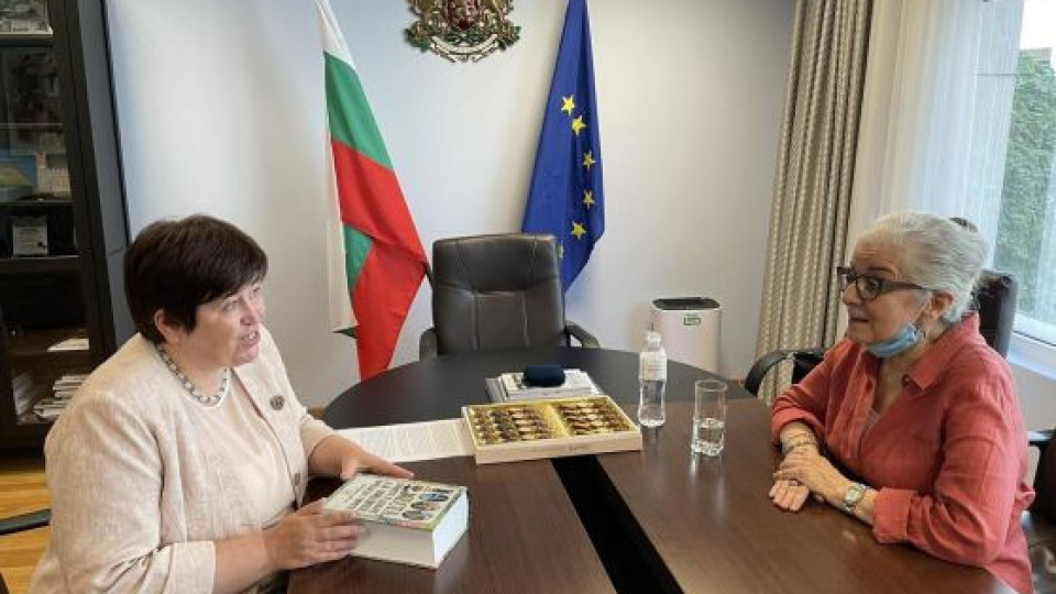 Министър Балтова се срещна с авторката на „1000 места, които е добре да видите преди да умрете“