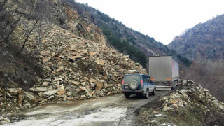 Разчистиха едната лента по пътя Кричим-Девин, полицаи регулират