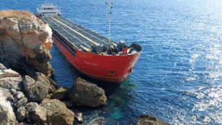 Има изтичане на азотна тор от заседналия край Камен бряг кораб, твърдят водолази