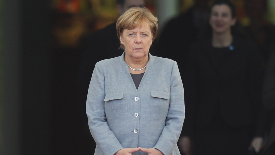 Меркел подкрепя консервативния кандидат часове преди изборите в Германия